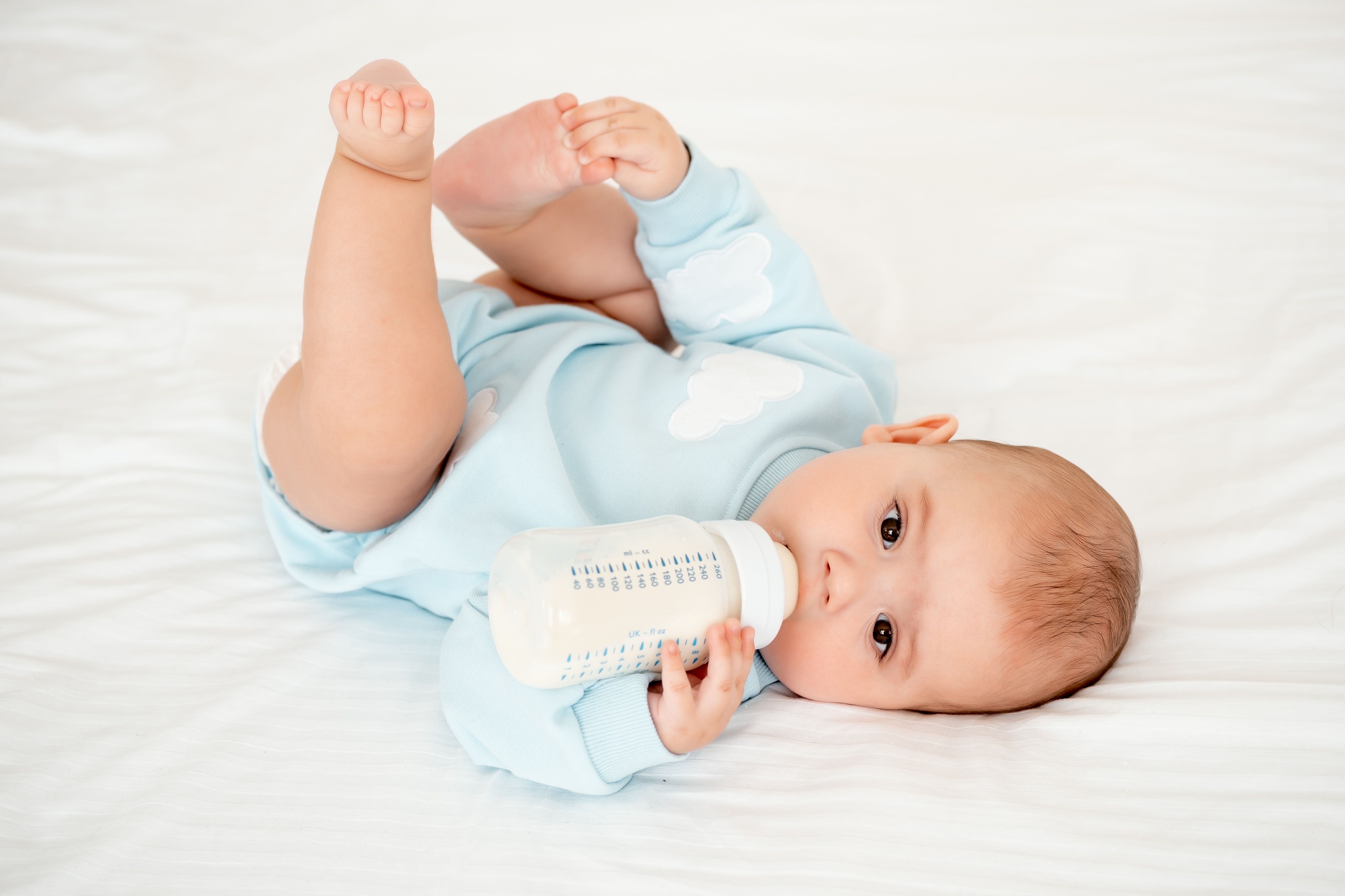 牛乳のボトルを持つ赤ちゃん